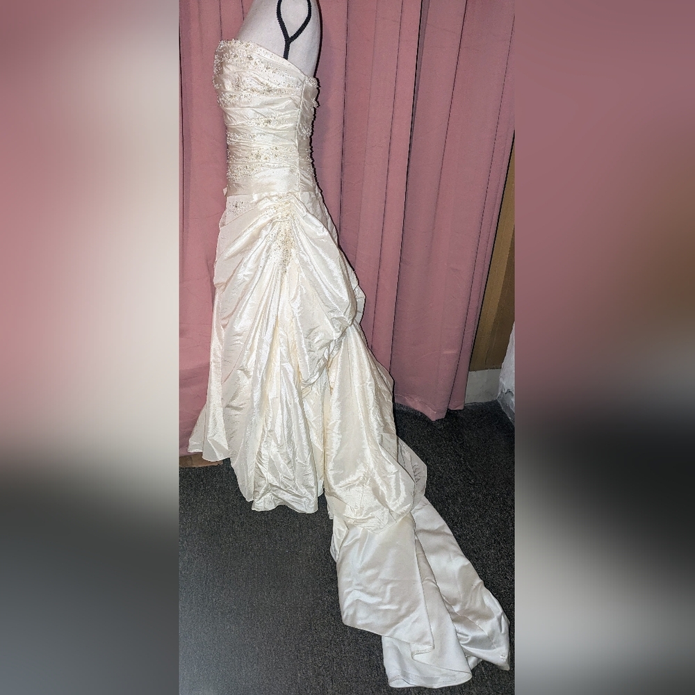 The DIAMOND COLLECTION Strapless Sequin Wedding Dress 12P - Picture 4 of 17